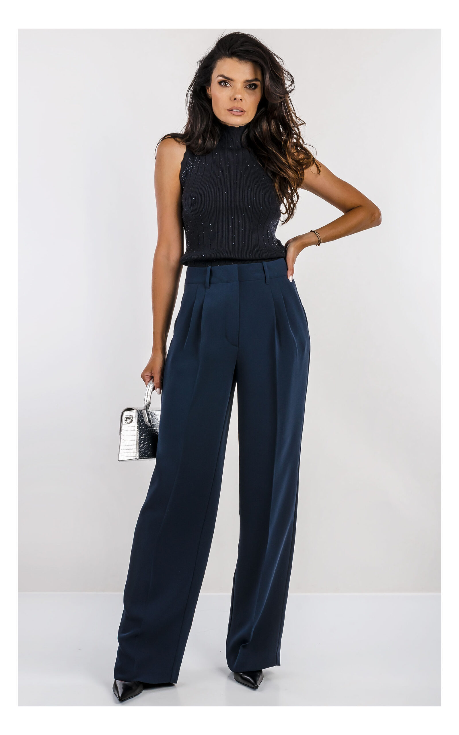 granatowy top fracomina z dzianiny zdobiony dżetami, fason slim fit z półgolfem- stylizacja z eleganckimi granatowymi spodniami- widok na modelce w od przodu