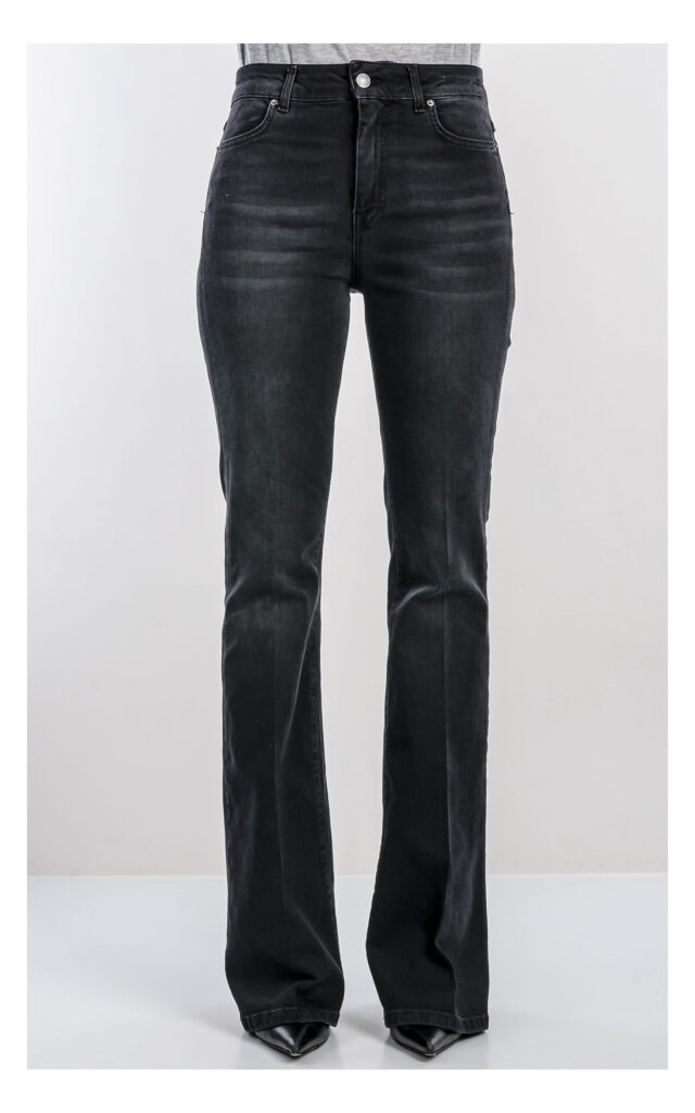 Szare jeansy ViCOLO flare z kantem i cieniowaną tkaniną — szerokie nogawki typu flare, wysokiej jakości denim oraz elegancki efekt cieniowania, idealne do stylizacji z botkami lub obcasami- widok na modelce od przodu od pasa w dół