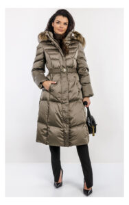 Khaki damski pikowany płaszcz Guess midi z paskiem w talii i zamkiem błyskawicznym, z kołnierzem i długimi rękawami, uszyty z wodoodpornego materiału, widok produktu na jasnym tle, na modelce od przodu