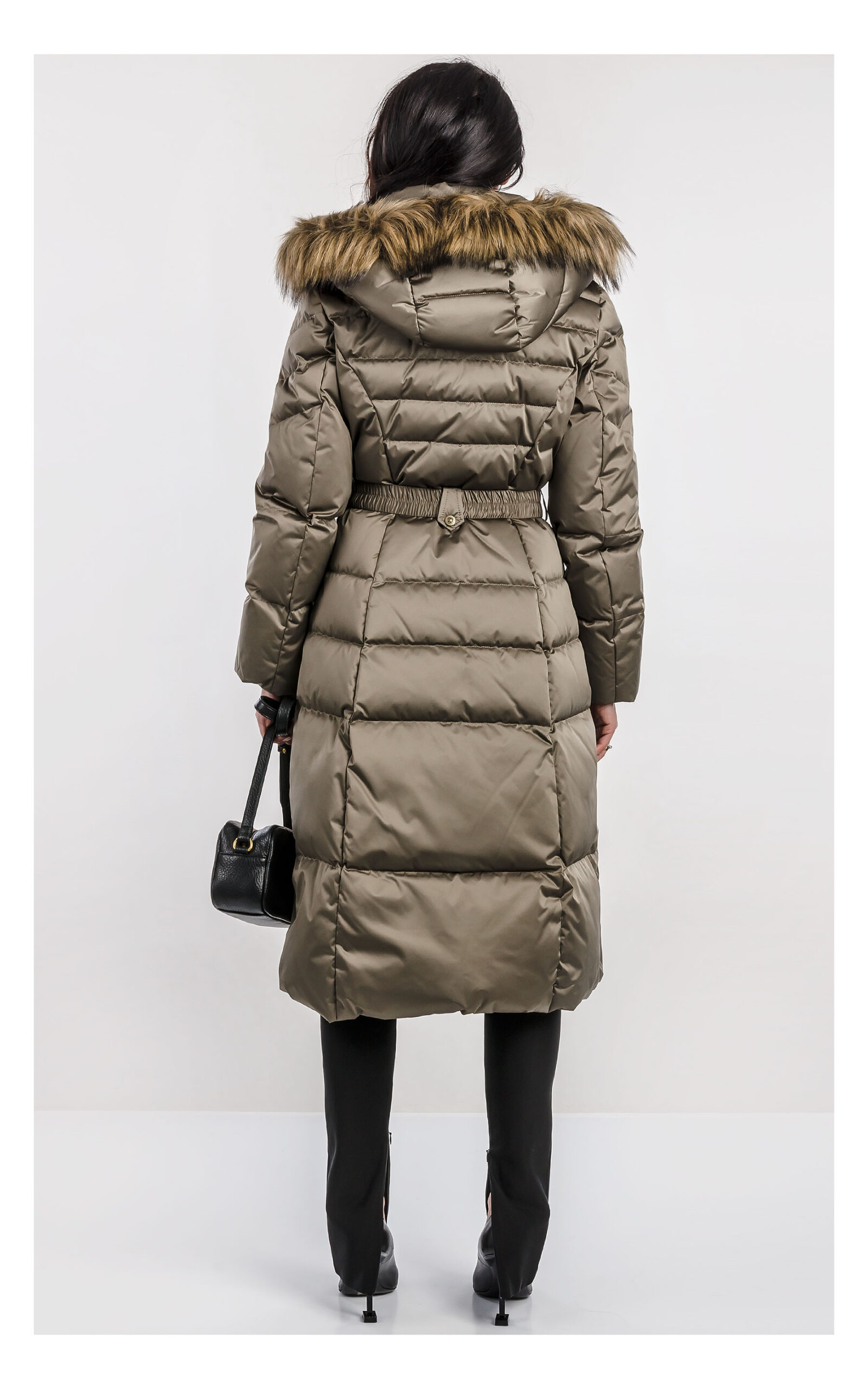 Khaki damski pikowany płaszcz Guess midi z paskiem w talii i zamkiem błyskawicznym, z kołnierzem i długimi rękawami, uszyty z wodoodpornego materiału, widok produktu na jasnym tle, na modelce od tyłu