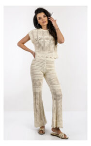 Damski ażurowy top Twinset jasnobeżowy z kapturem – przewiewny top z ozdobnym ażurowym wzorem – casualowy top everyday- widok na modelce od przodu
