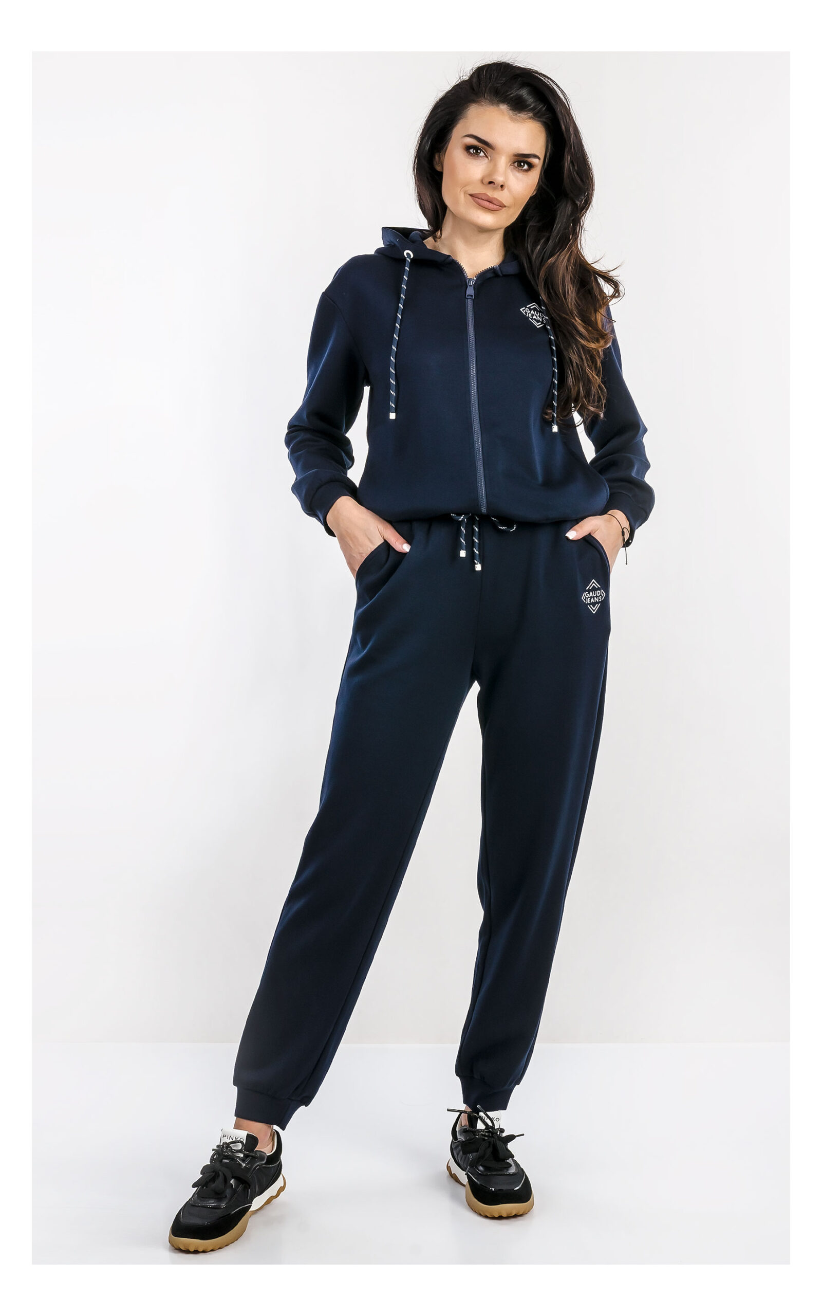 Damska granatowa bluza Gaudi z rozpinanym zamkiem i logo – miękka bluza codzienna z brandingiem – must-have casual- widok na modelce od przodu