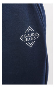 zbliżenie na logo marki na spodniach gaudi