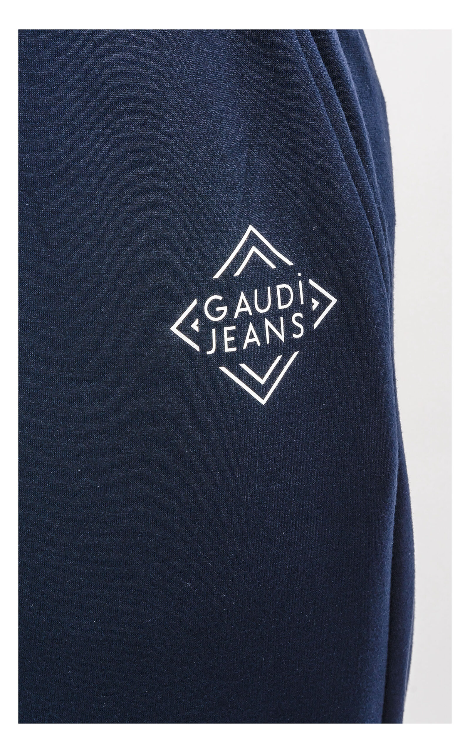 zbliżenie na logo marki na spodniach gaudi