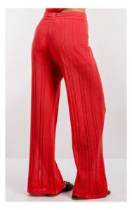 Czerwone ażurowe spodnie damskie Gaudi – lekkie spodnie z ażurowym splotem i modnym fasonem – stylowe spodnie casual.- widok na modelce od tyłu od pasa w dół