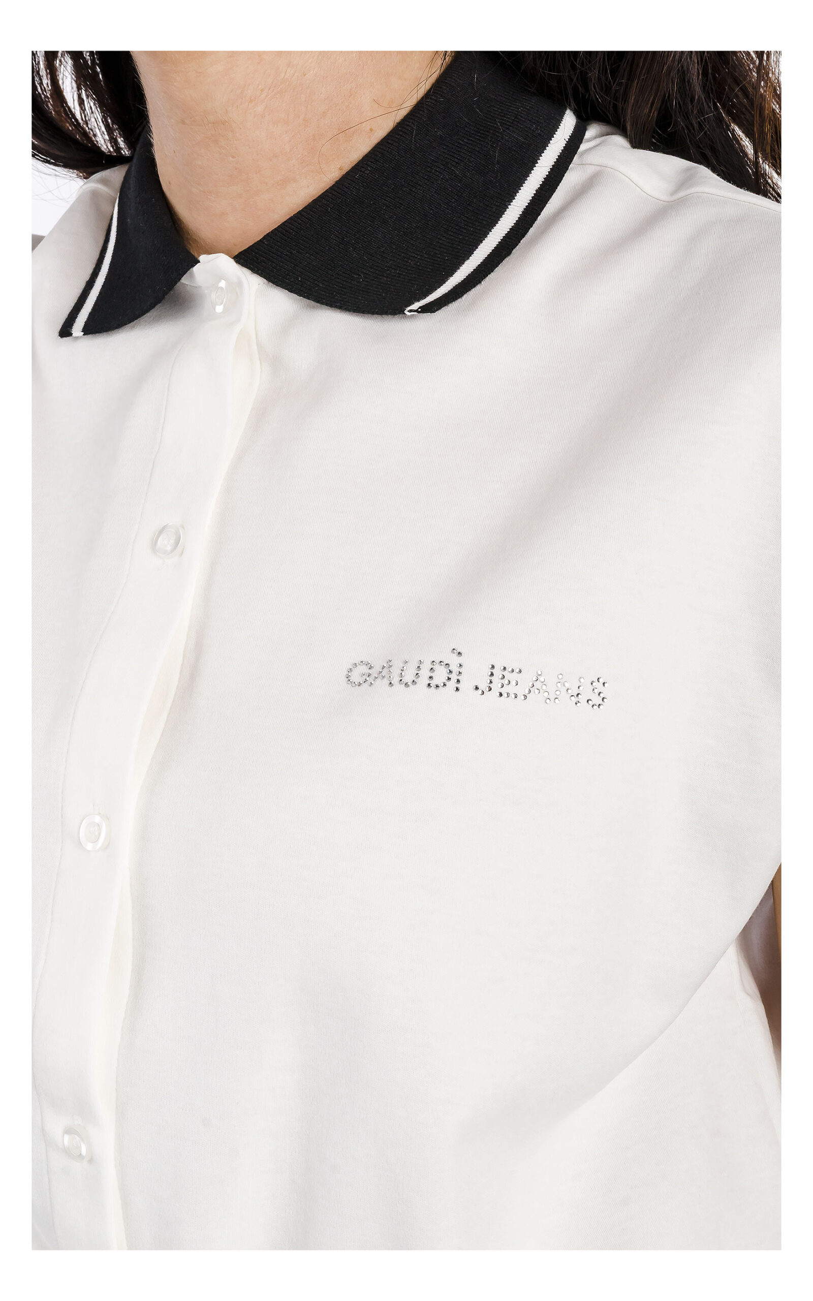 zbliżenie na logo z cyrkonii i kołnierzyk t-shirtu gaudi