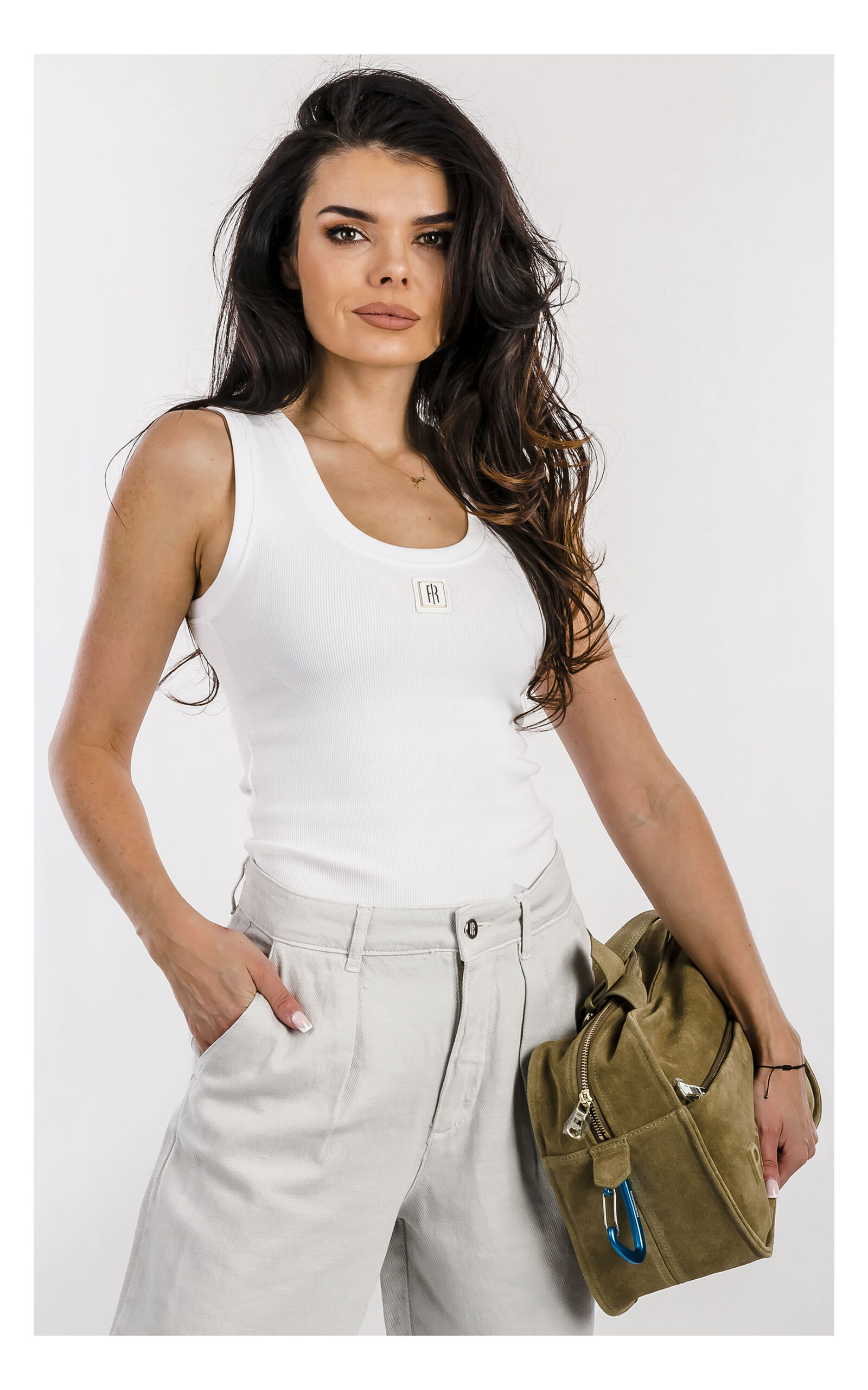 Damski top Fracomina biały prążkowany z logowaną aplikacją – modny top z krótkim rękawem i logo marki – casualowy top everyday- widok na modelce od przodu w przybliżeniu