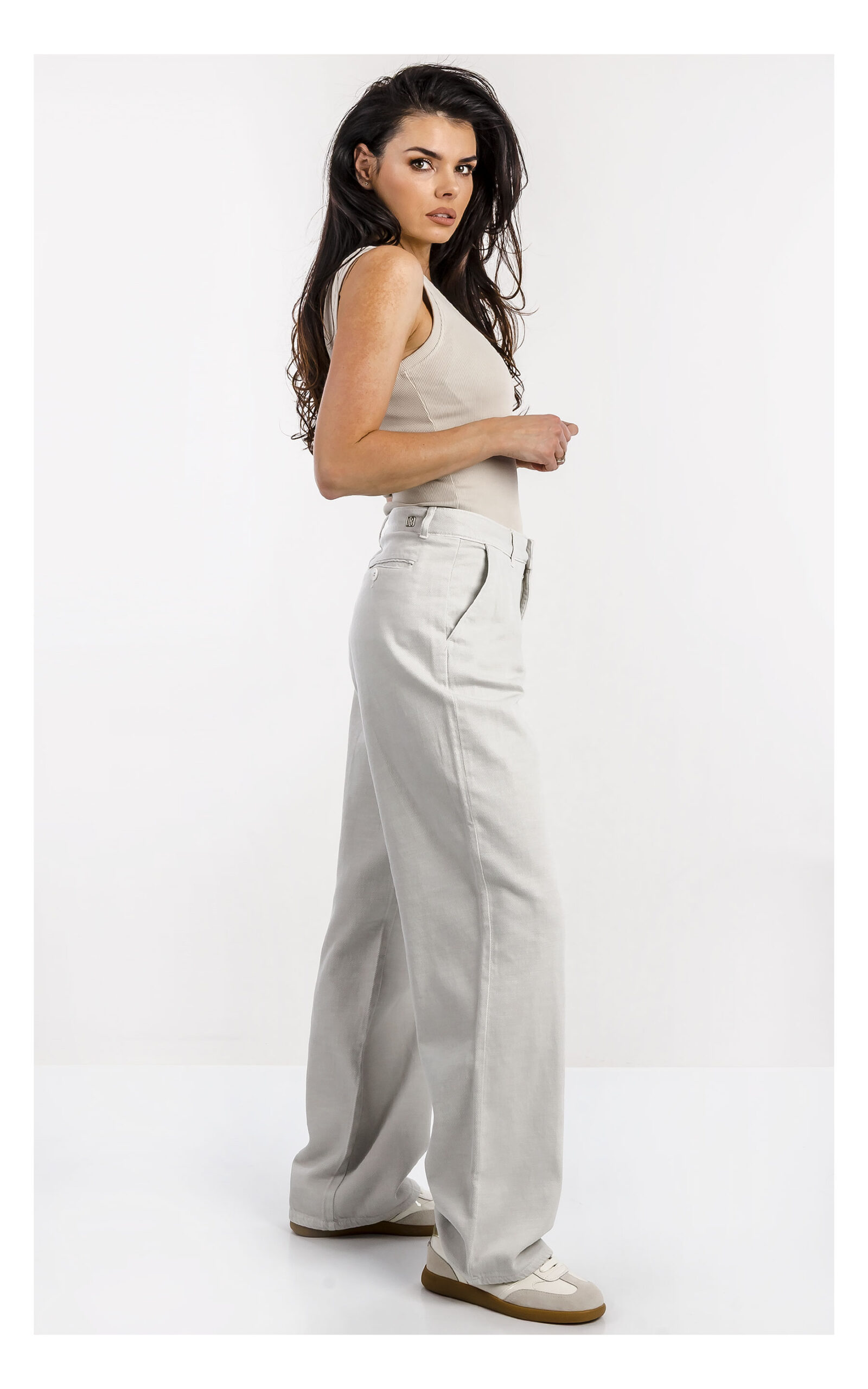 Damski top Fracomina beżowy prążkowany z logowaną aplikacją – modny top z krótkim rękawem i logo marki – casualowy top everyday- widok na modelce z profilu