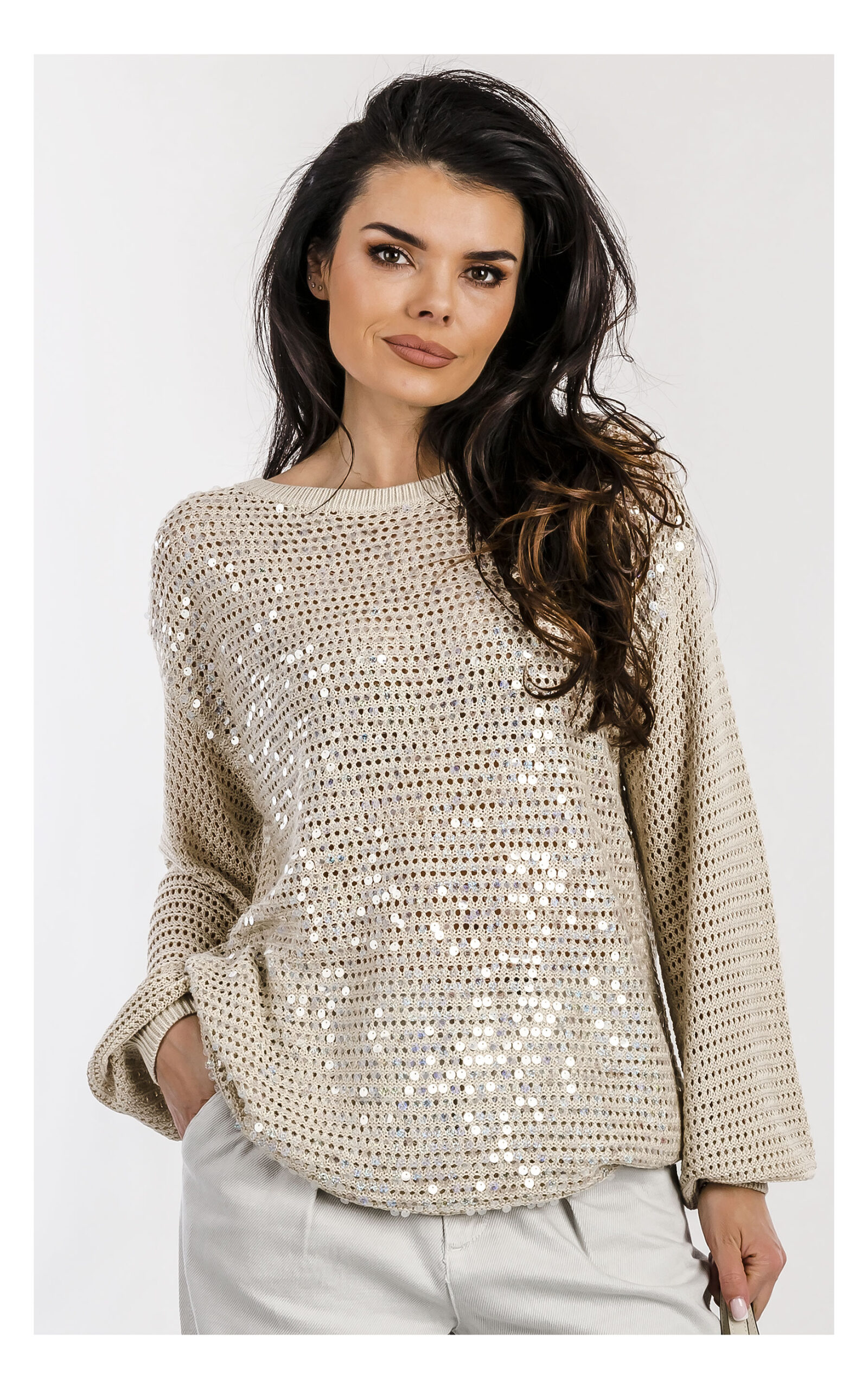 Sweter Fracomina beżowy ażurowy z cekinami – modny damski sweter z ozdobnymi błyszczącymi akcentami – stylowy top do jeansów lub spódnicy- widok na modelce od przodu w przybliżeniu