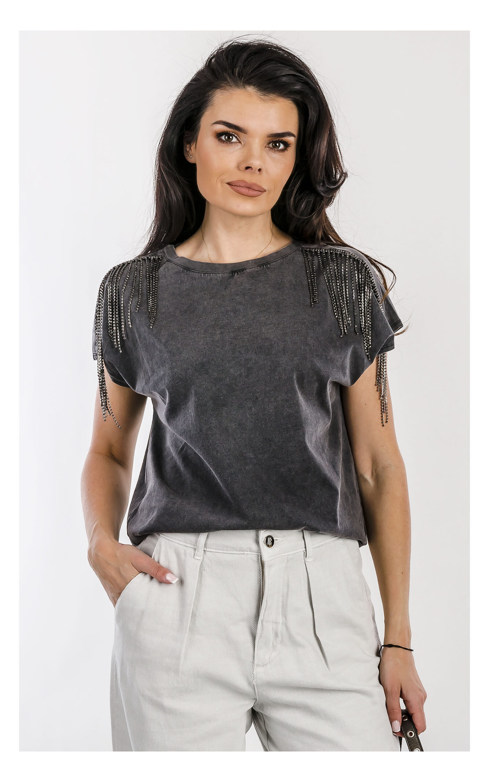 Bluzka Fracomina szara z frędzlami i biżuteryjnymi zdobieniami – modna damska bluzka z ozdobnymi akcentami – designerski top premium- widok na modelce od przodu w przybliżeniu
