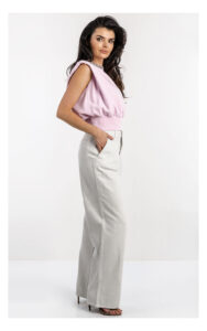 Damska różowa bluza bez rękawów Fracomina z kryształkami – lekki top z ozdobnymi kryształowymi zdobieniami – stylowy element garderoby- widok na modelce z profilu