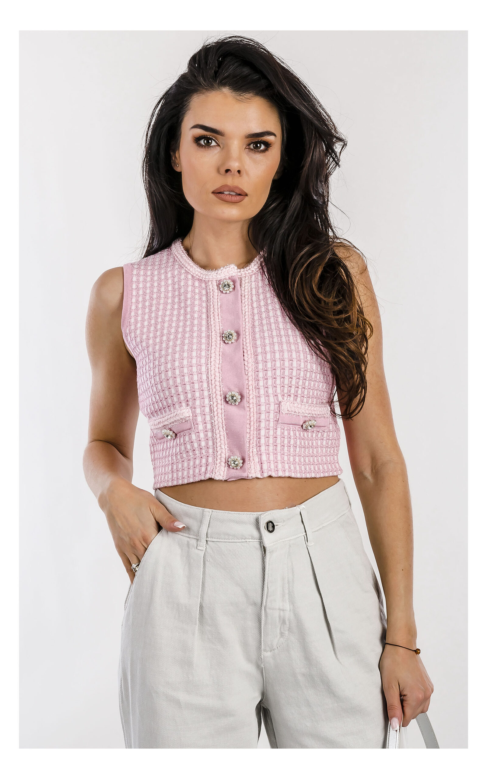 Fracomina różowa tweedowa kamizelka z biżuteryjnymi guzikami – klasyczny bezrękawnik ze strukturalnej tkaniny i błyszczącymi detalami – elegancki top casual chic- widok na modelce od przodu w przybliżeniu