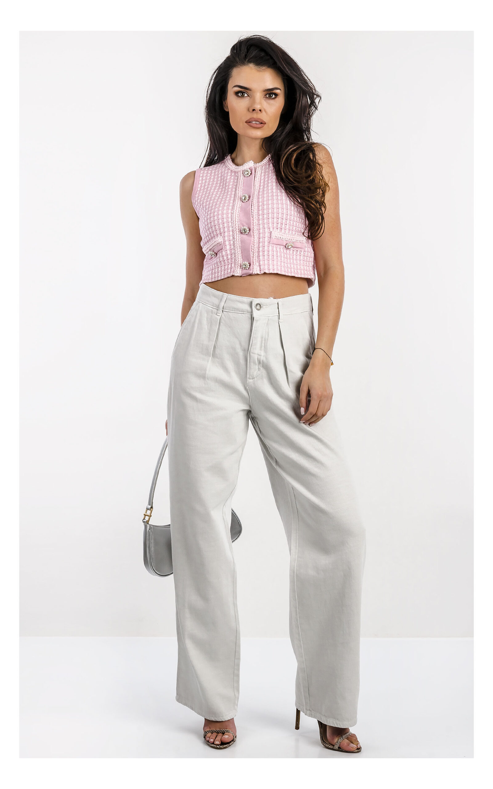 Fracomina różowa tweedowa kamizelka z biżuteryjnymi guzikami – klasyczny bezrękawnik ze strukturalnej tkaniny i błyszczącymi detalami – elegancki top casual chic- widok na modelce od przodu