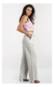 Fracomina różowa tweedowa kamizelka z biżuteryjnymi guzikami – klasyczny bezrękawnik ze strukturalnej tkaniny i błyszczącymi detalami – elegancki top casual chic- widok na modelce z profilu