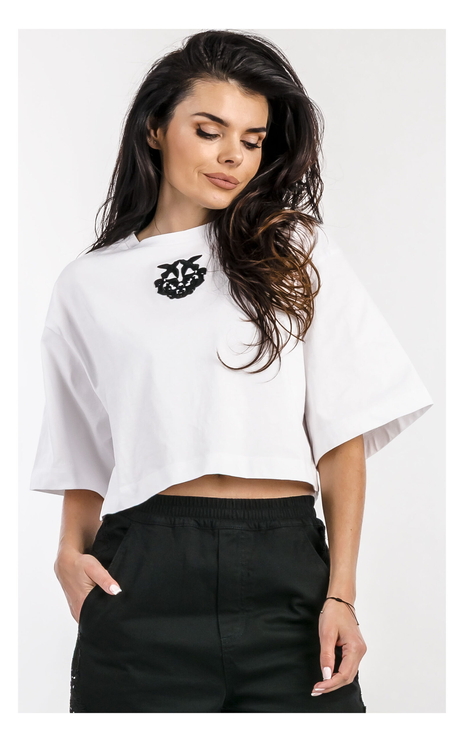 Biały pudełkowy T-shirt Pinko Borghetto z wyszywanym logo – damska koszulka z krótkim rękawem i detalem haftowanego logo – uniwersalny top casual- widok na modelce od przodu w przybliżeniu