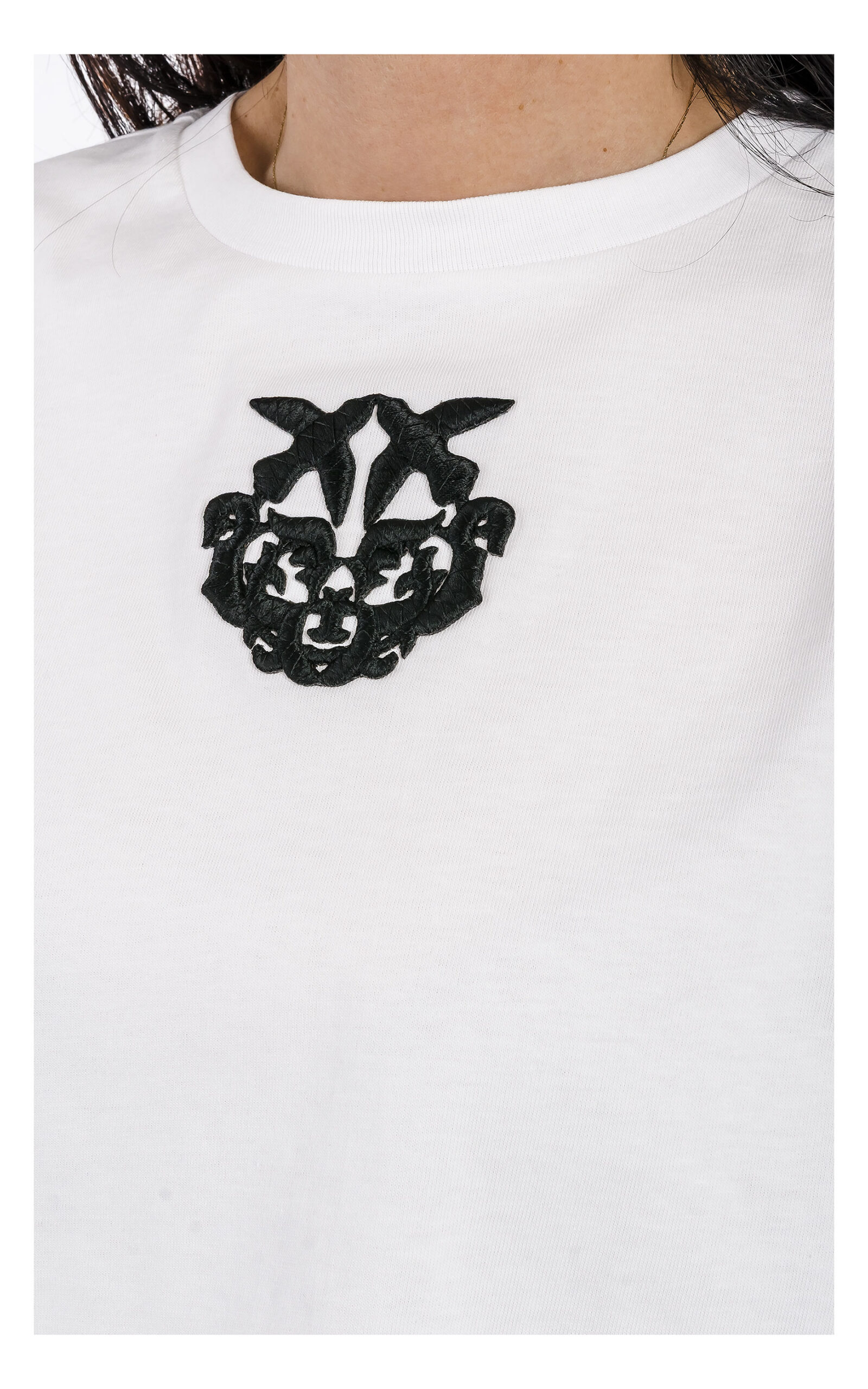 zbliżenie na haftowane logo na t-shircie pinko borghetto