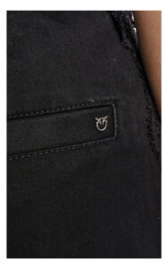 zbliżenie na logo jeansów pinko palco