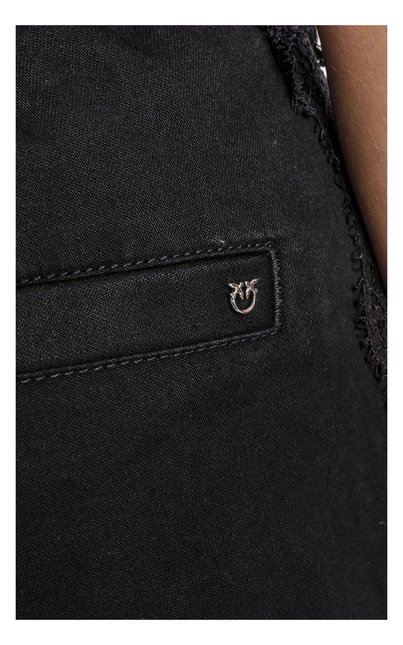zbliżenie na logo jeansów pinko palco