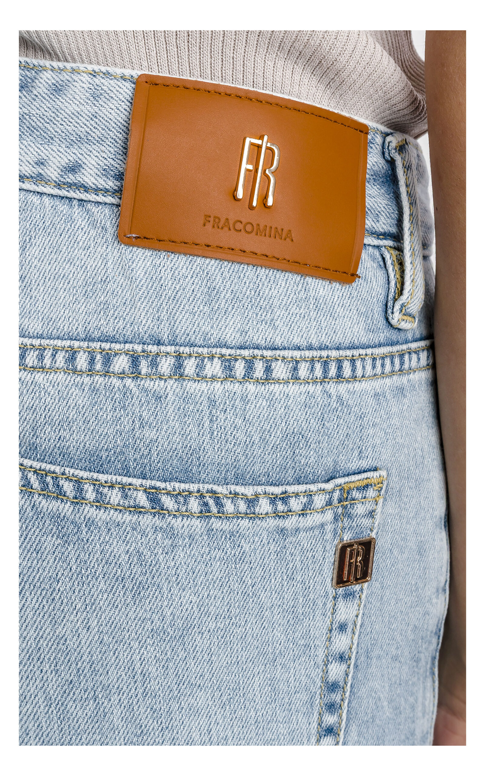 zbliżenie na logowaną naszywkę jeansów fracomina