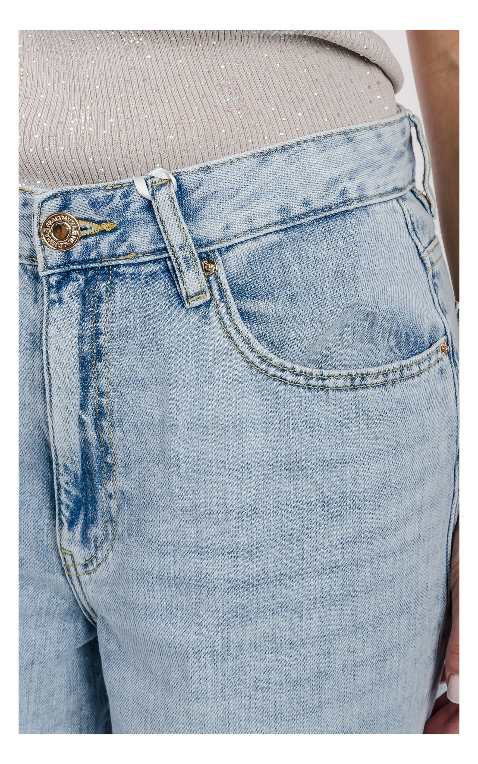 zbliżenie na denim oraz logowany guzik jeansów fracomina