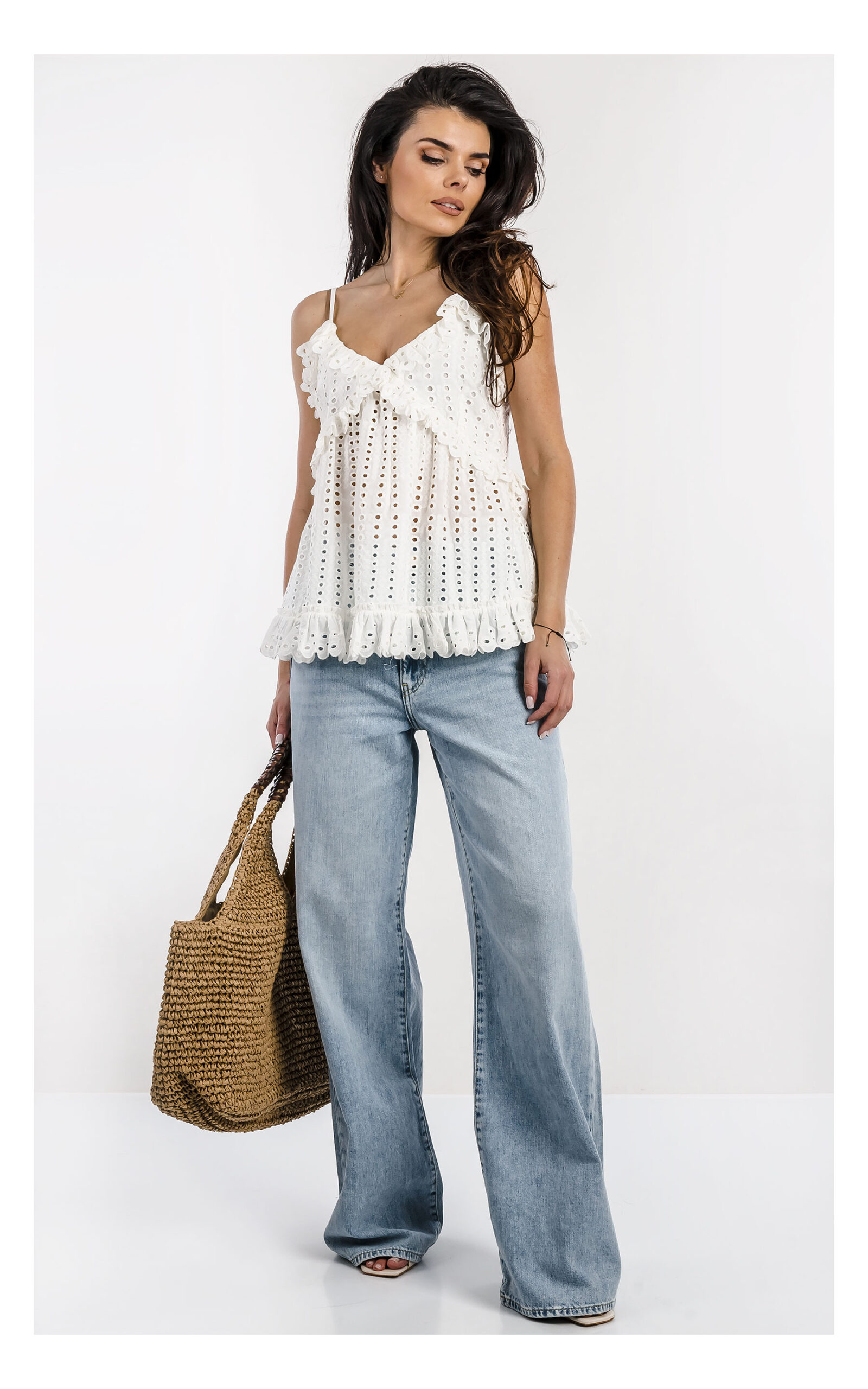 Biały ażurowy top Twinset – damski top z delikatnym ażurowym splotem i krótkim rękawem – stylowy top casual chic- widok na modelce od przodu