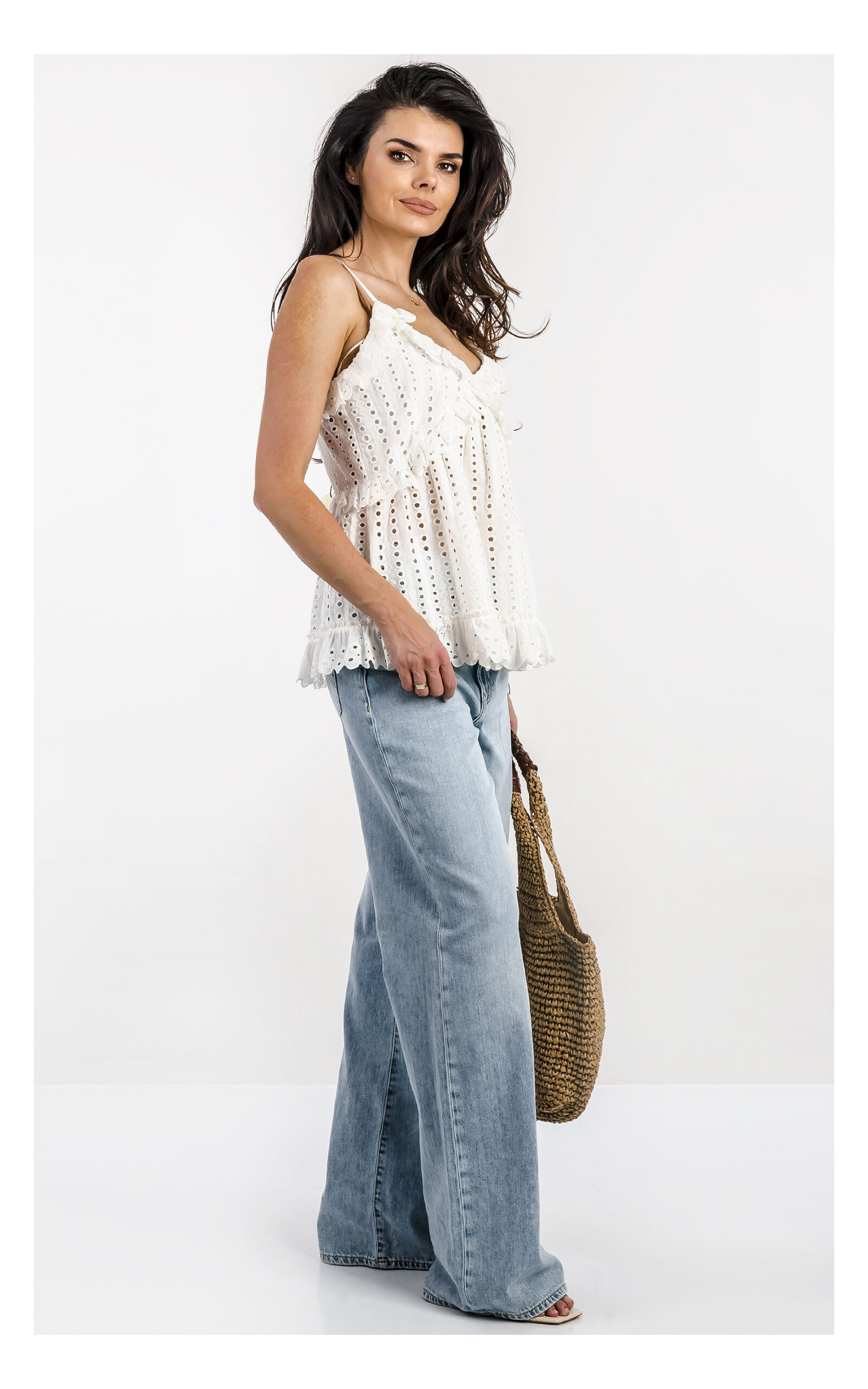 Biały ażurowy top Twinset – damski top z delikatnym ażurowym splotem i krótkim rękawem – stylowy top casual chic- widok na modelce z profilu