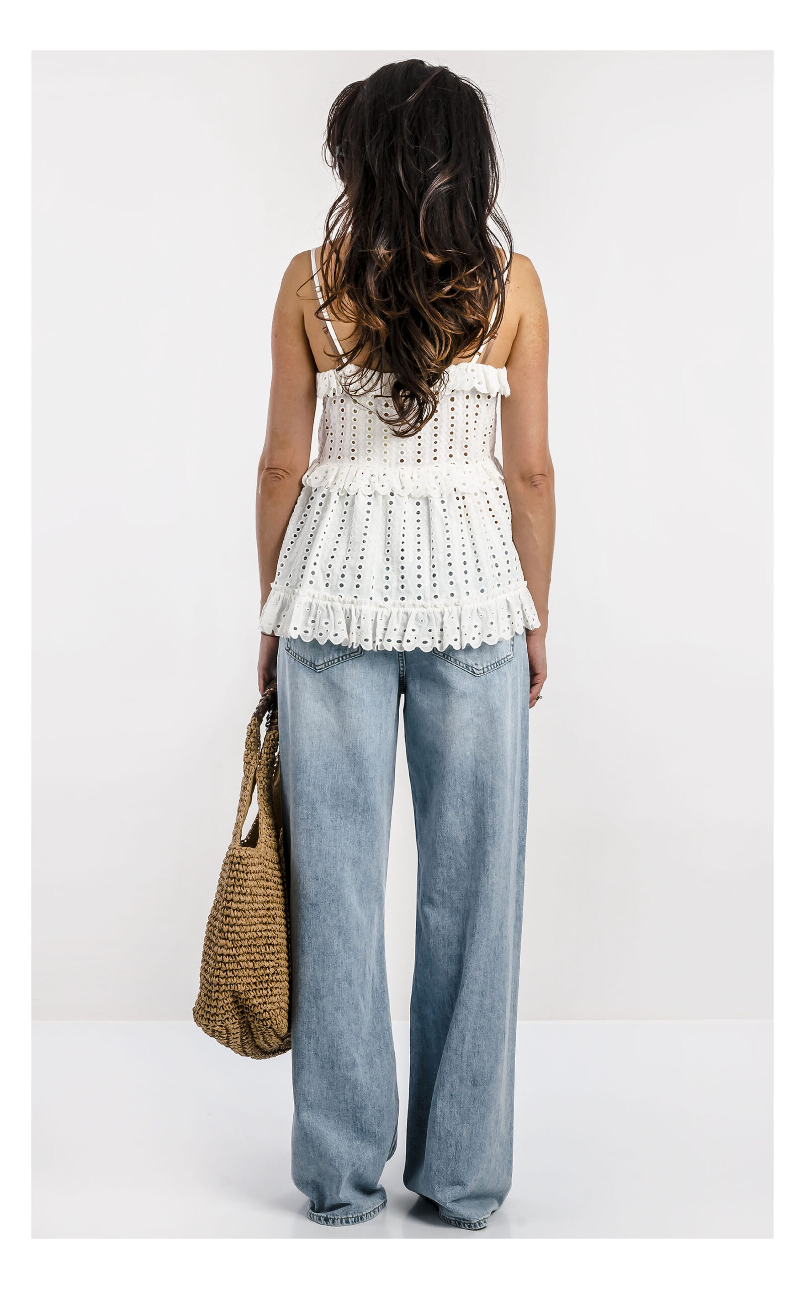 Biały ażurowy top Twinset – damski top z delikatnym ażurowym splotem i krótkim rękawem – stylowy top casual chic- widok na modelce od tyłu