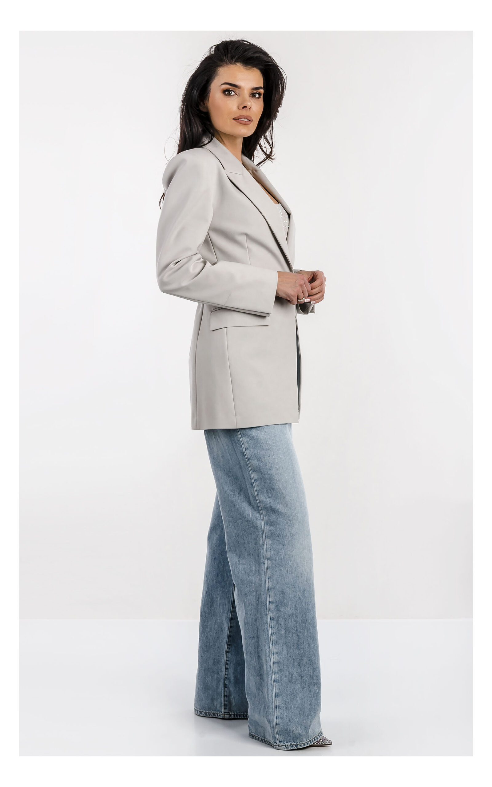 Szara marynarka damska Pinko New Celia taliowana – elegancki żakiet z klapami i guzikami premium – dopasowany żakiet do stylizacji casual chic i formalnych- widok na modelce z profilu