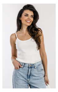 Biały prążkowany top Fracomina zdobiony cyrkoniami – dopasowany damski top z błyszczącymi detalami – elegancki top casual chic- widok na modelce od przodu w przybliżeniu