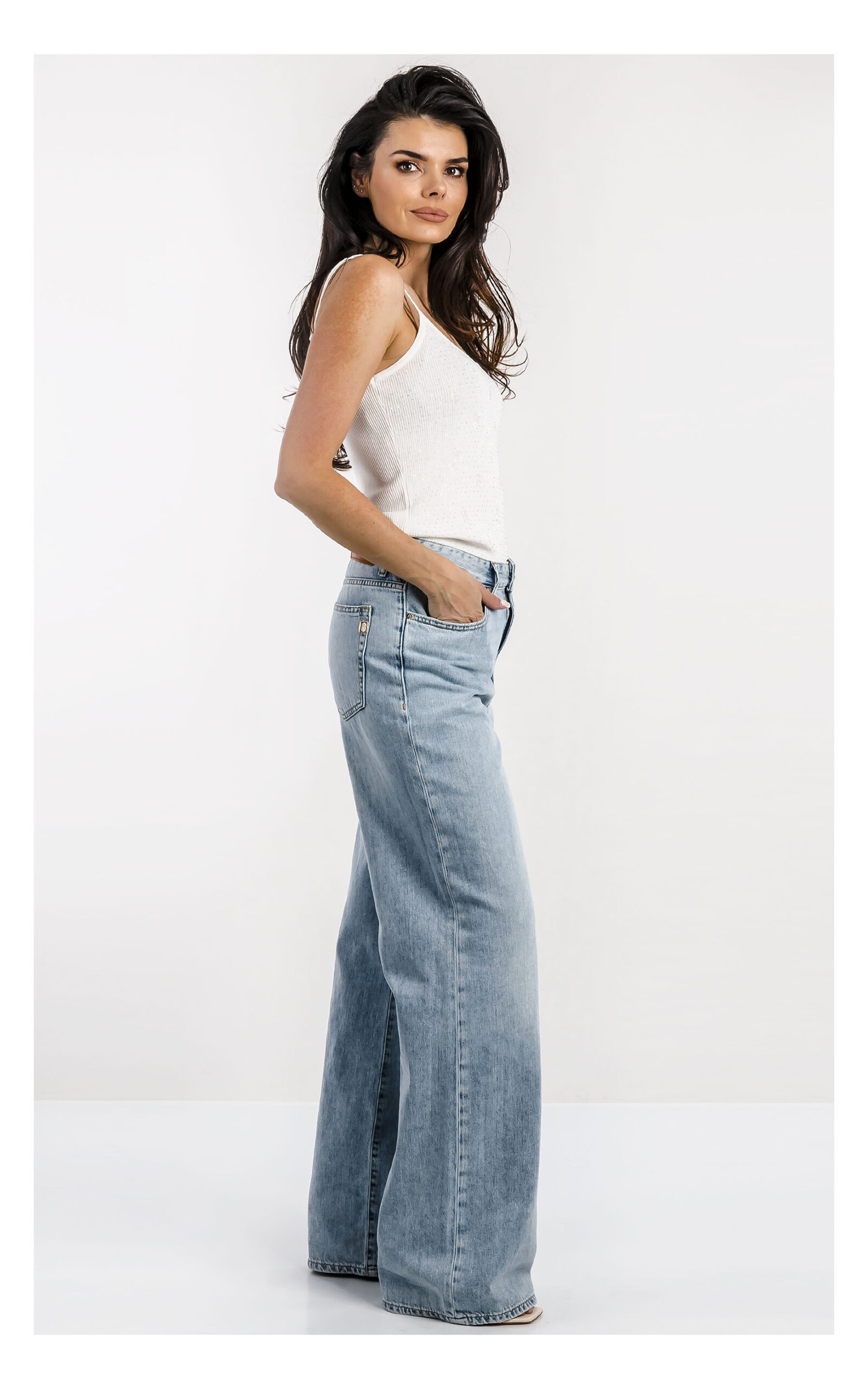 Biały prążkowany top Fracomina zdobiony cyrkoniami – dopasowany damski top z błyszczącymi detalami – elegancki top casual chic- widok na modelce z profilu