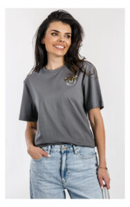 Pinko Strepitoso szary T-shirt z kryształkowym logo – koszulka damska z ozdobnym logo z cekinów i gładkiej tkaniny – idealna do jeansów i spódnic- widok na modelce od przodu w przybliżeniu