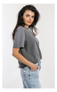 Pinko Strepitoso szary T-shirt z kryształkowym logo – koszulka damska z ozdobnym logo z cekinów i gładkiej tkaniny – idealna do jeansów i spódnic- widok na modelce z profilu w przybliżeniu