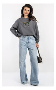 Bluza Pinko Nelly szara z kryształkowym logo – damska wkładana bluza relaxed fit z ozdobnym logo marki wyszywanym kamieniami – modna bluza premium do codziennych stylizacji- widok na modelce od przodu