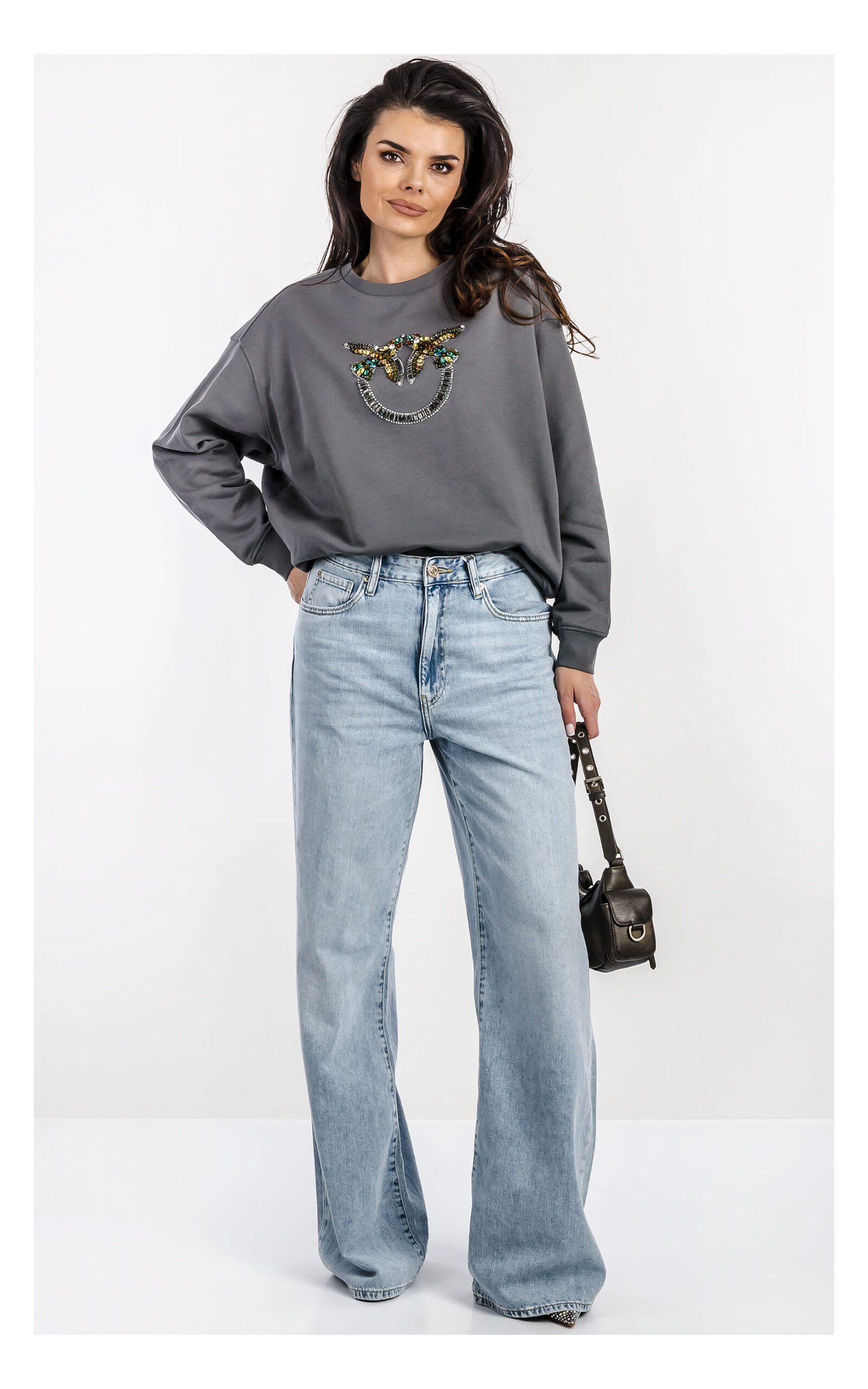 Bluza Pinko Nelly szara z kryształkowym logo – damska wkładana bluza relaxed fit z ozdobnym logo marki wyszywanym kamieniami – modna bluza premium do codziennych stylizacji- widok na modelce od przodu
