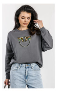 Bluza Pinko Nelly szara z kryształkowym logo – damska wkładana bluza relaxed fit z ozdobnym logo marki wyszywanym kamieniami – modna bluza premium do codziennych stylizacji- widok na modelce od przodu w przybliżeniu