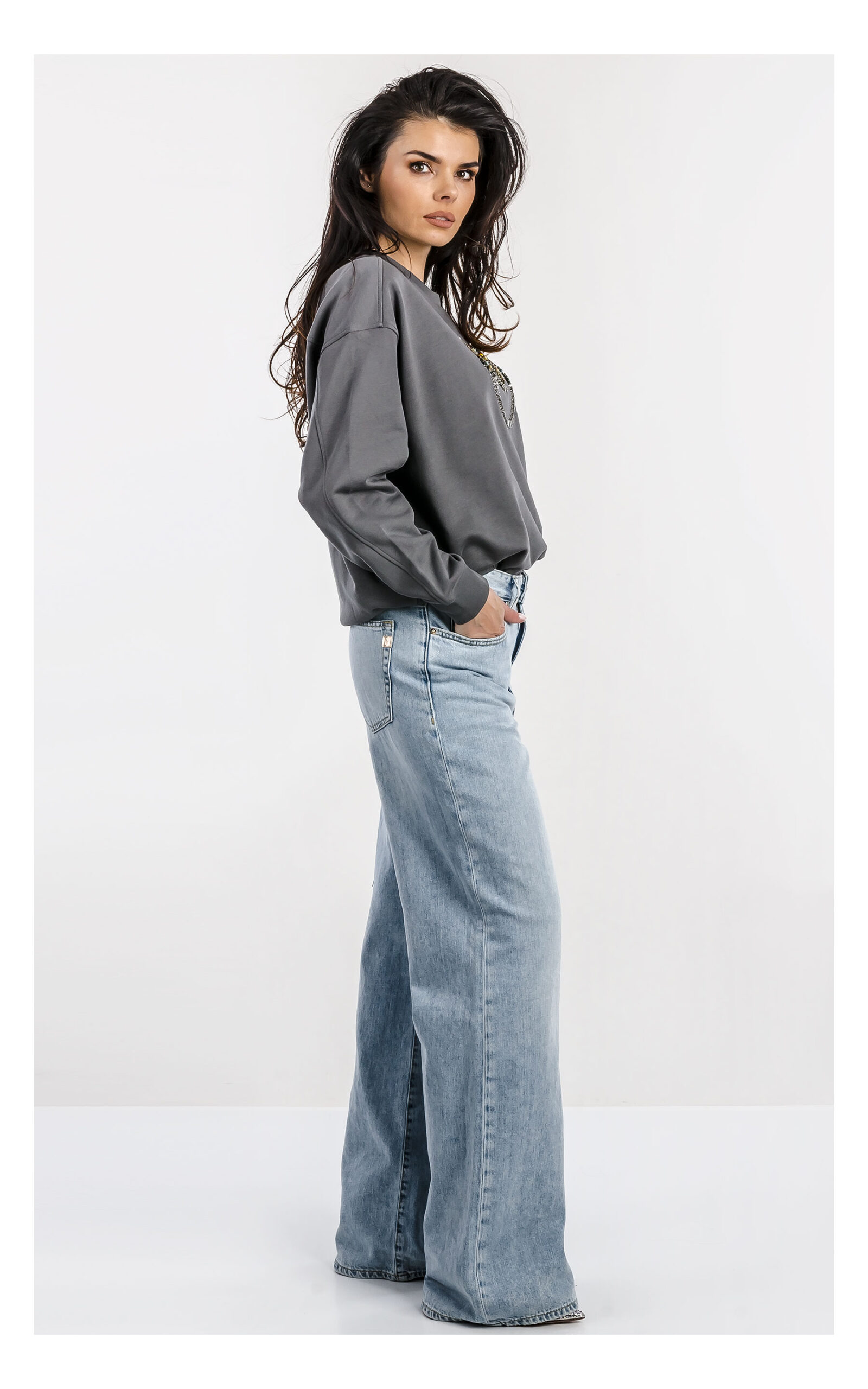 Bluza Pinko Nelly szara z kryształkowym logo – damska wkładana bluza relaxed fit z ozdobnym logo marki wyszywanym kamieniami – modna bluza premium do codziennych stylizacji- widok na modelce z profilu