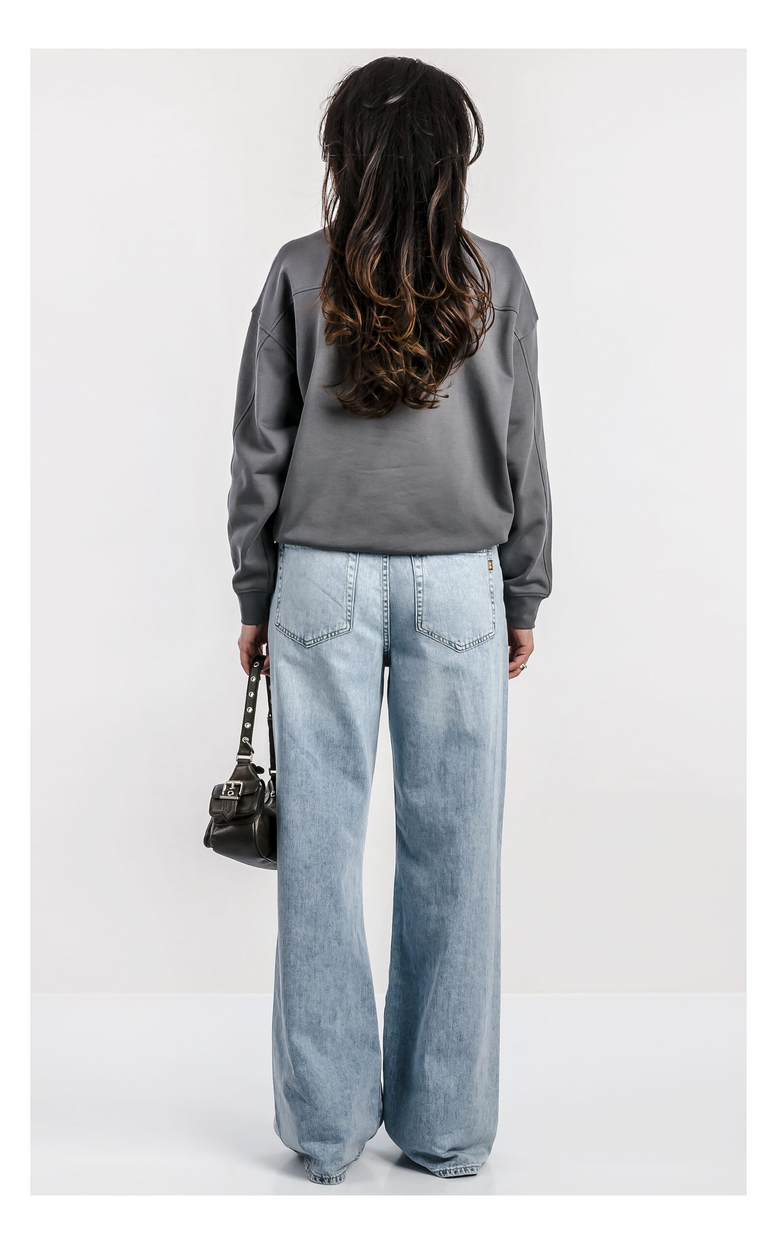 Bluza Pinko Nelly szara z kryształkowym logo – damska wkładana bluza relaxed fit z ozdobnym logo marki wyszywanym kamieniami – modna bluza premium do codziennych stylizacji- widok na modelce od tyłu
