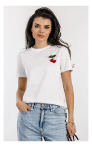 Biały basic T-shirt Twinset z szydełkową broszką – damska koszulka z krótkim rękawem i ozdobną broszką – modny top casual premium- widok na modelce od przodu w przybliżeniu