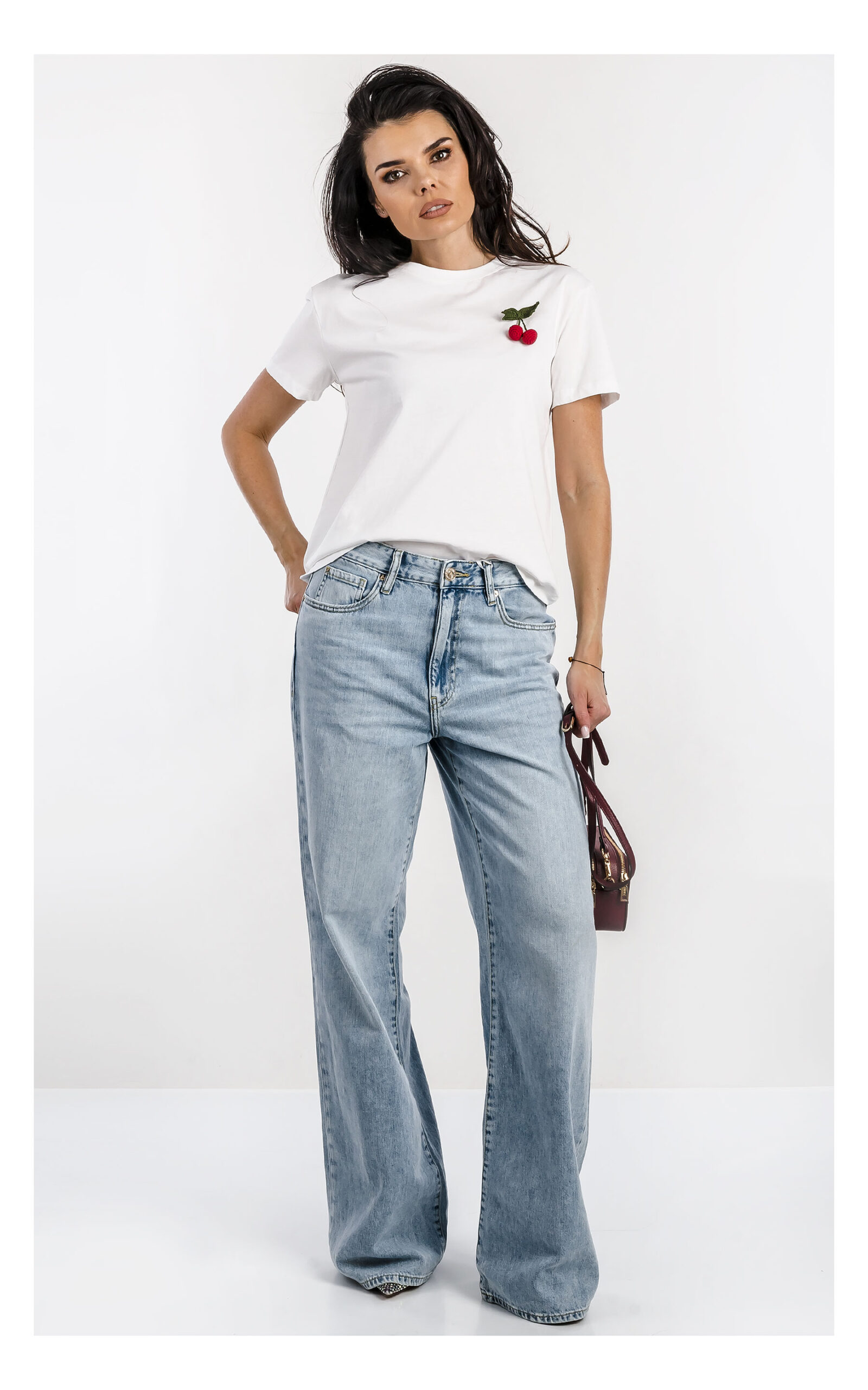Biały basic T-shirt Twinset z szydełkową broszką – damska koszulka z krótkim rękawem i ozdobną broszką – modny top casual premium- widok na modelce od przodu