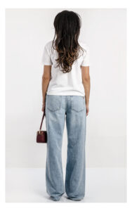 Biały basic T-shirt Twinset z szydełkową broszką – damska koszulka z krótkim rękawem i ozdobną broszką – modny top casual premium- widok na modelce od tyłu