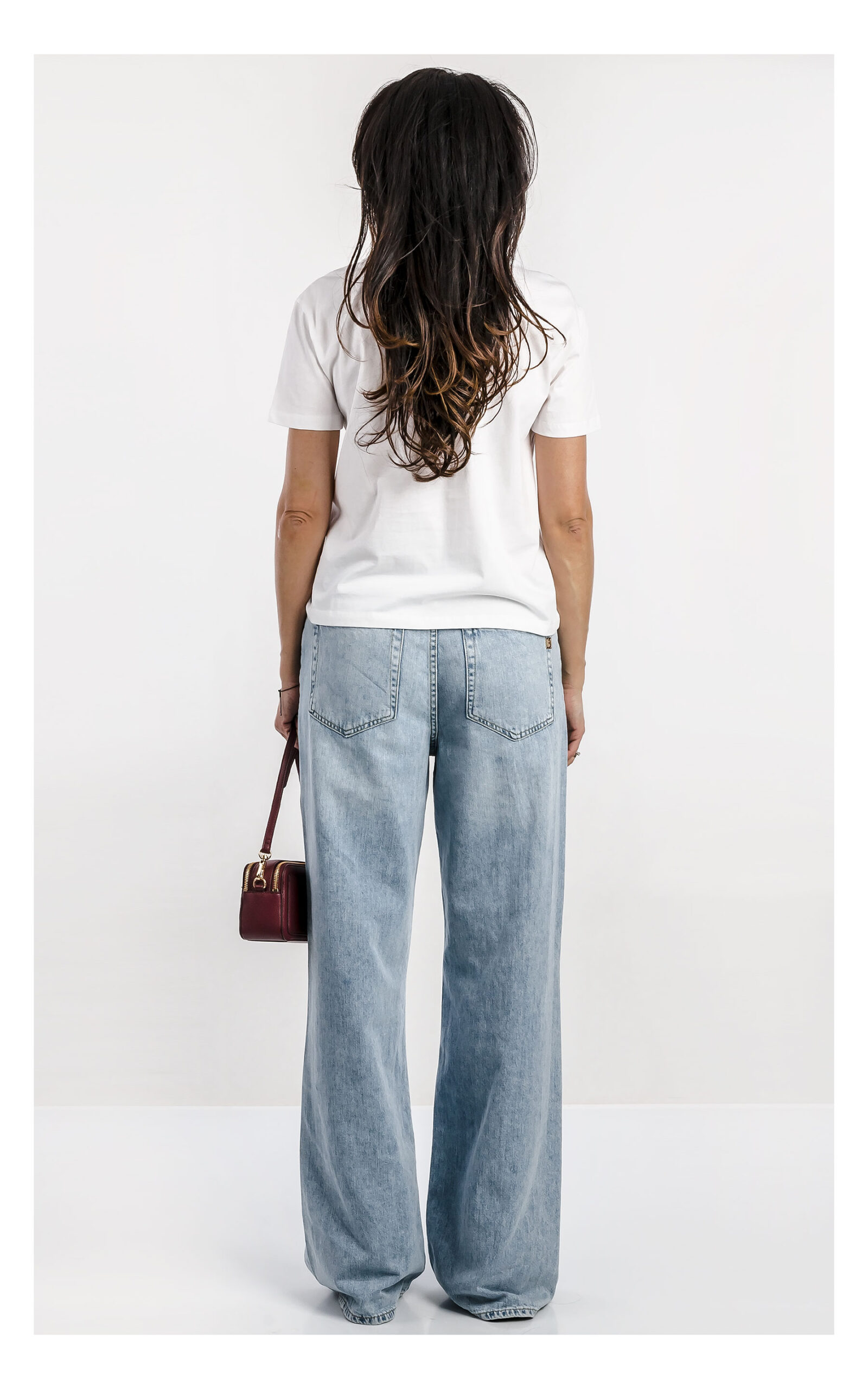 Biały basic T-shirt Twinset z szydełkową broszką – damska koszulka z krótkim rękawem i ozdobną broszką – modny top casual premium- widok na modelce od tyłu