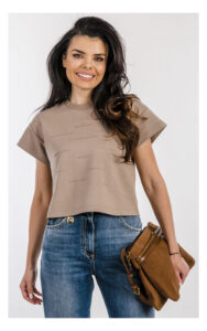 Beżowy cropped T-shirt Elisabetta Franchi z logomania 3D – krótka koszulka damska z krótkim rękawem i dużym logo marki – modny top casual do jeansów- widok na modelce od przodu w przybliżeniu