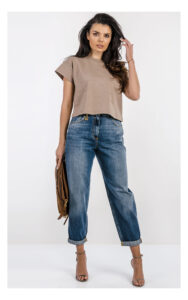 Beżowy cropped T-shirt Elisabetta Franchi z logomania 3D – krótka koszulka damska z krótkim rękawem i dużym logo marki – modny top casual do jeansów- widok na modelce od przodu