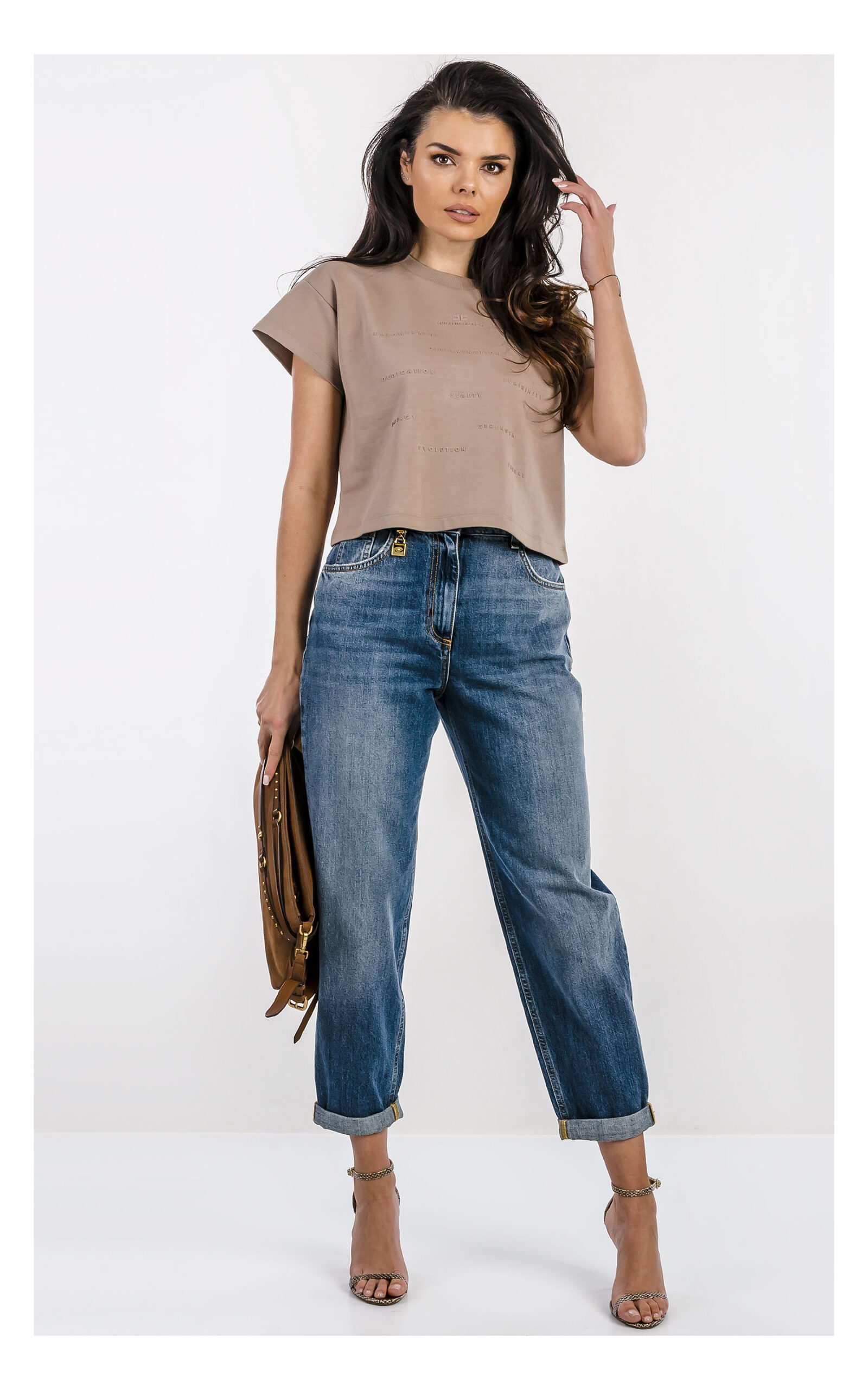 Beżowy cropped T-shirt Elisabetta Franchi z logomania 3D – krótka koszulka damska z krótkim rękawem i dużym logo marki – modny top casual do jeansów- widok na modelce od przodu