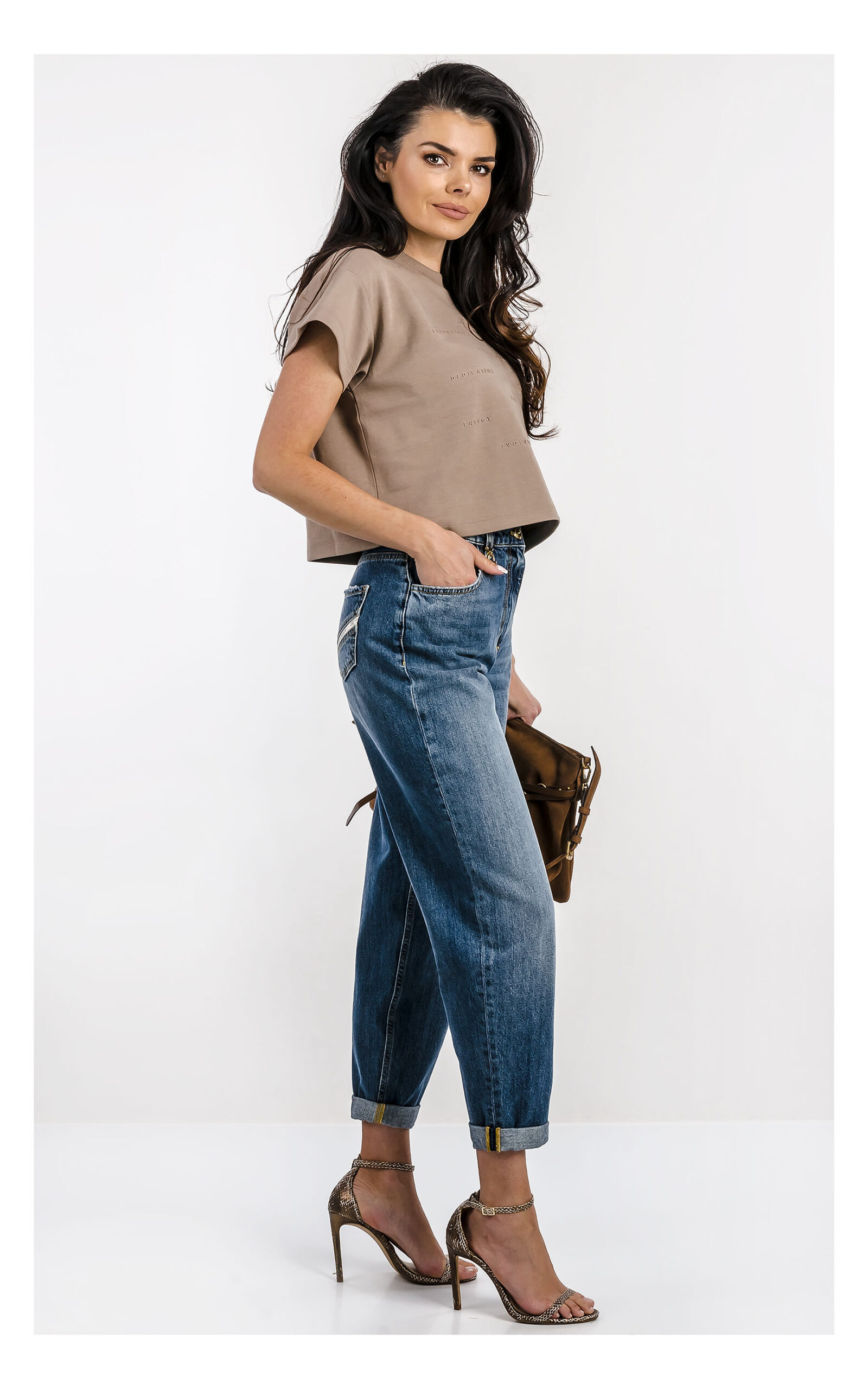 Beżowy cropped T-shirt Elisabetta Franchi z logomania 3D – krótka koszulka damska z krótkim rękawem i dużym logo marki – modny top casual do jeansów- widok na modelce z profilu