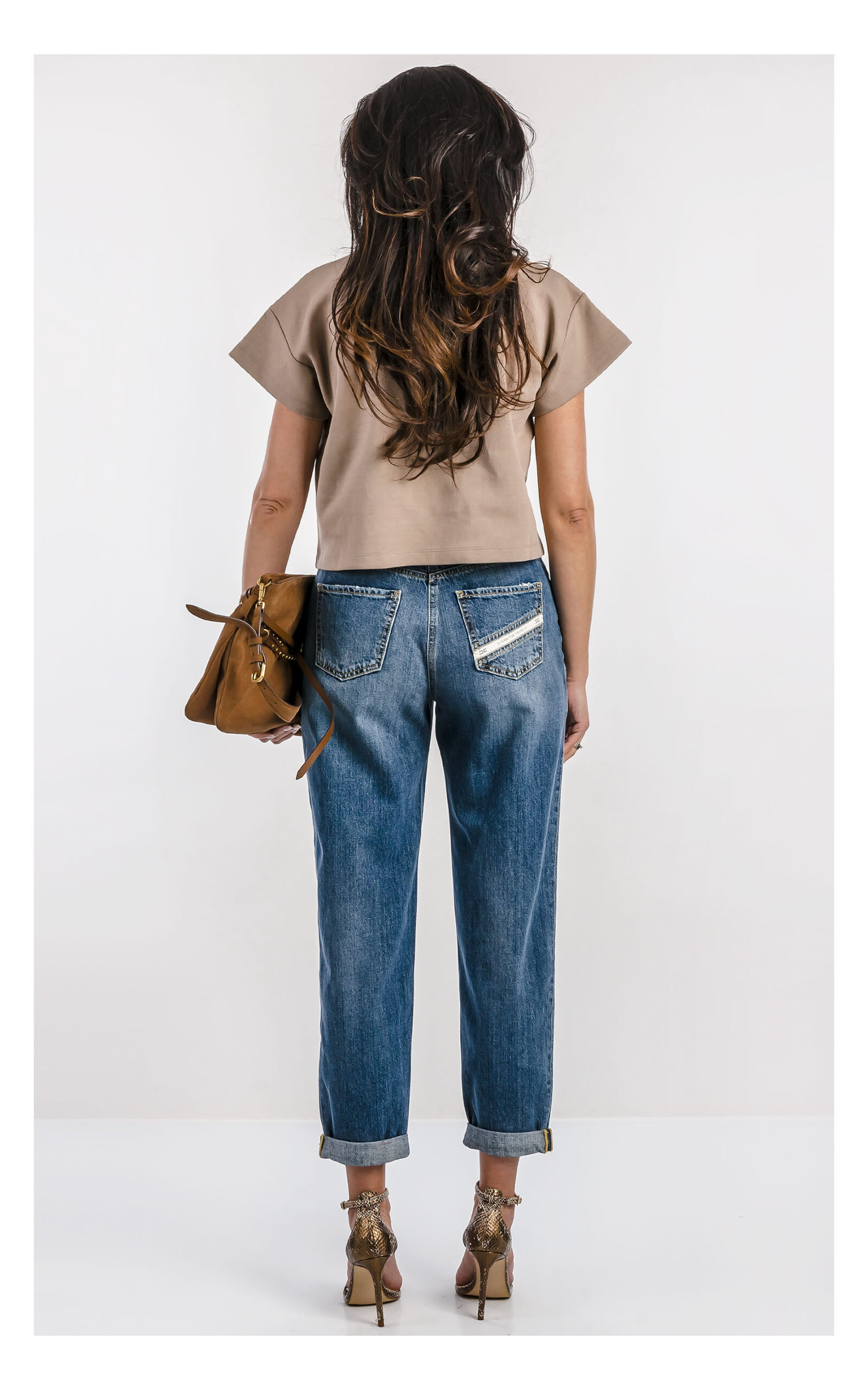 Beżowy cropped T-shirt Elisabetta Franchi z logomania 3D – krótka koszulka damska z krótkim rękawem i dużym logo marki – modny top casual do jeansów- widok na modelce od tyłu