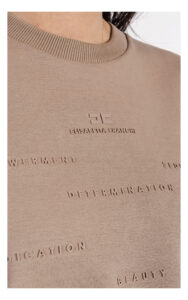 zbliżenie na logo na t-shircie elisabetta franchi