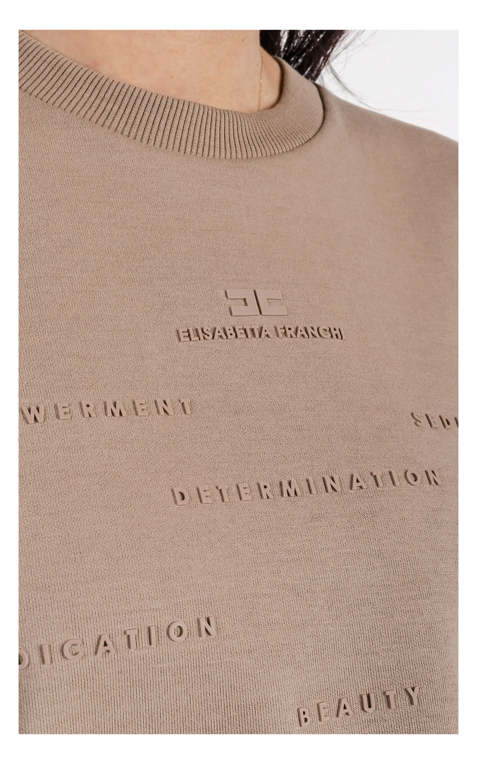zbliżenie na logo na t-shircie elisabetta franchi