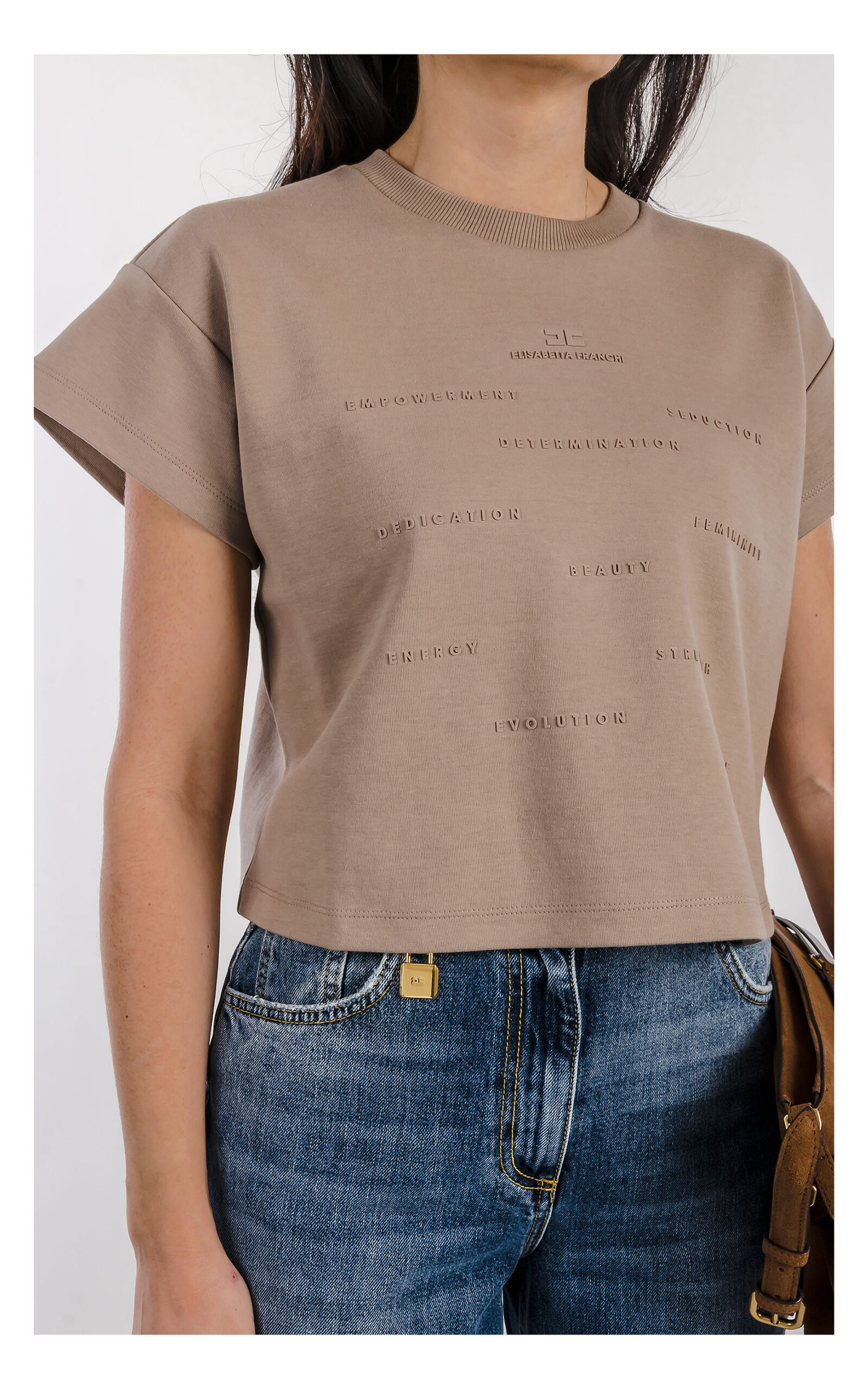 zbliżenie na Beżowy cropped T-shirt Elisabetta Franchi z logomania 3D – krótka koszulka damska z krótkim rękawem i logo marki – modny top casual do jeansów