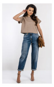 amskie niebieskie jeansy mom fit Elisabetta Franchi – spodnie denim z prostymi nogawkami i klasycznym krojem – stylowe jeansy do casualowych stylizacji- widok na modelce od przodu